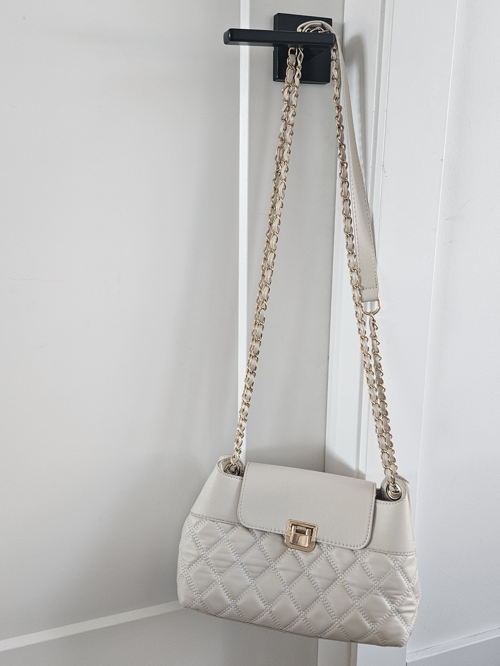 Elizabeth Grant Elegant Cream Quilted Shoulder Bag with Gold Chain